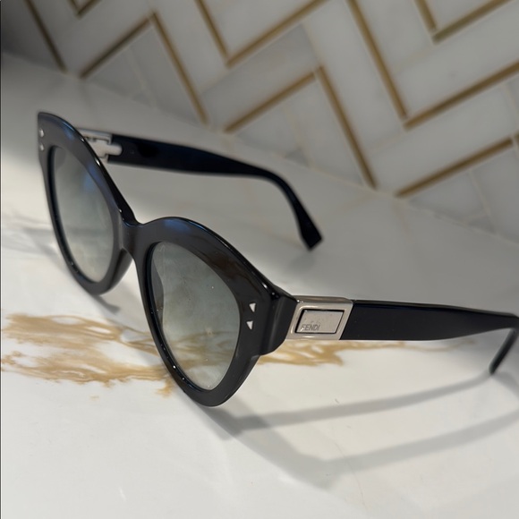 Authentic Fendi Black Women Sunglasses with lovely Style Like New - Picture 2 of 2